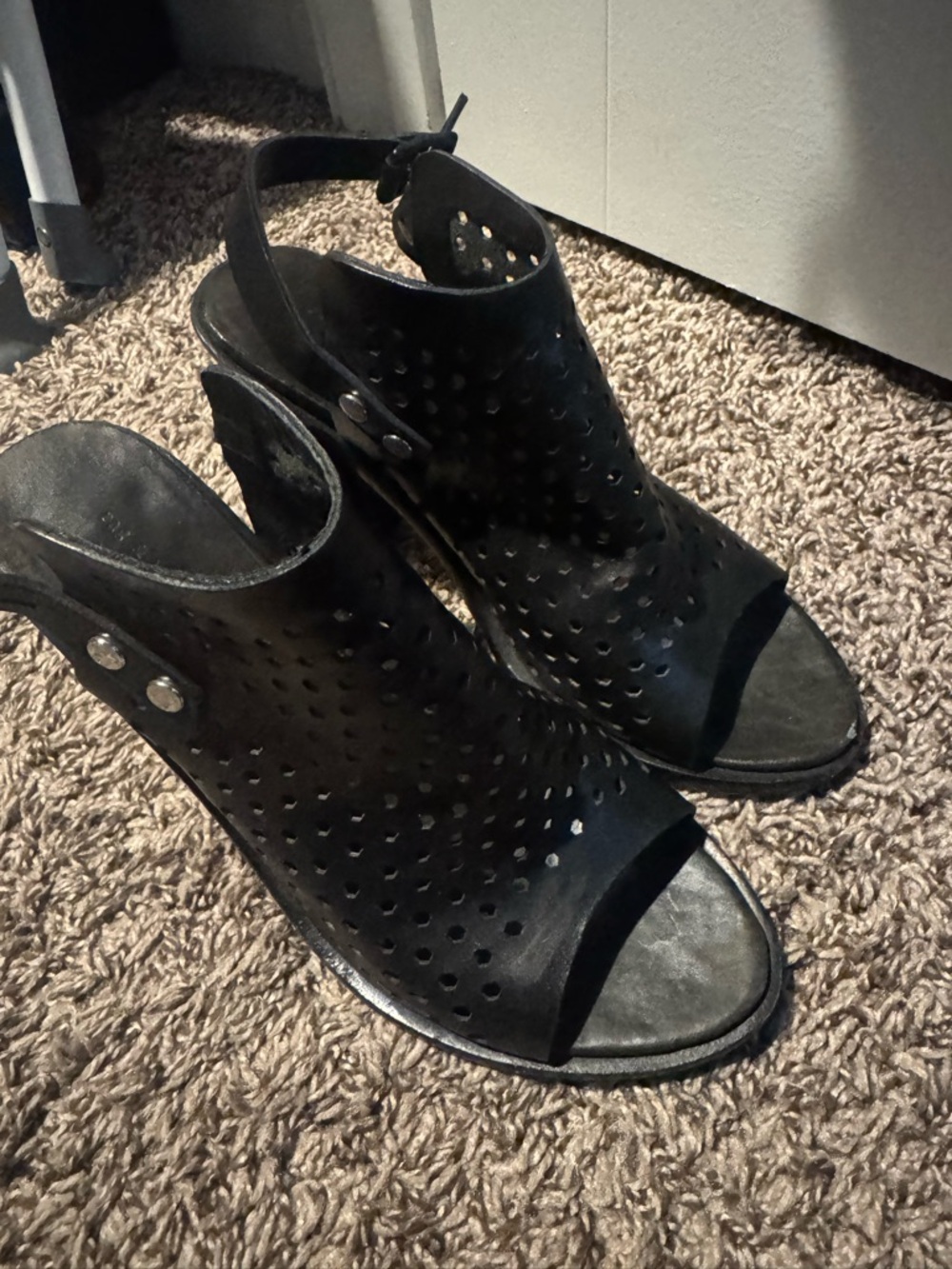Rag & Bone Wyatt perforated block heel sandal. 38.5 - Picture 2 of 7